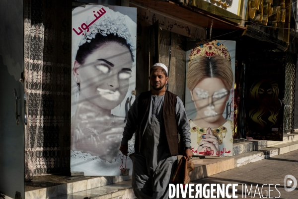 Images de femmes dégradées dans un salon de beauté à Kaboul. Images of women defaced at beauty salon Kabul.