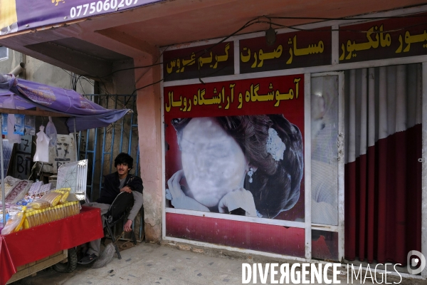 Images de femmes dégradées dans un salon de beauté à Kaboul. Images of women defaced at beauty salon Kabul.