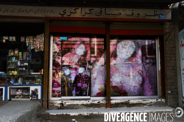 Images de femmes dégradées dans un salon de beauté à Kaboul. Images of women defaced at beauty salon Kabul.