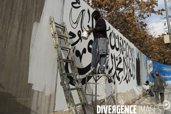 L art de la rue de Kaboul, les peintures murales de Kaboul ont été peintes par les talibans. Kabul street art, murals in Kabul have been painted over by Taliban.