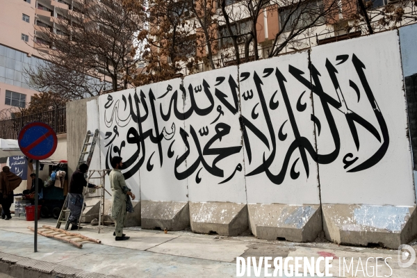 L art de la rue de Kaboul, les peintures murales de Kaboul ont été peintes par les talibans. Kabul street art, murals in Kabul have been painted over by Taliban.