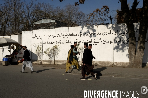 L art de la rue de Kaboul, les peintures murales de Kaboul ont été peintes par les talibans. Kabul street art, murals in Kabul have been painted over by Taliban.