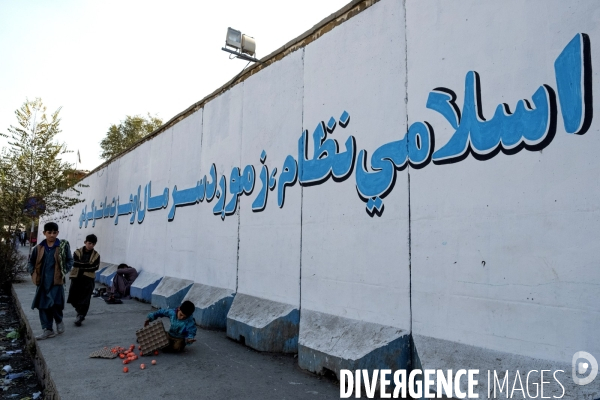 L art de la rue de Kaboul, les peintures murales de Kaboul ont été peintes par les talibans. Kabul street art, murals in Kabul have been painted over by Taliban.