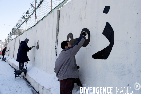 L art de la rue de Kaboul, les peintures murales de Kaboul ont été peintes par les talibans. Kabul street art, murals in Kabul have been painted over by Taliban.