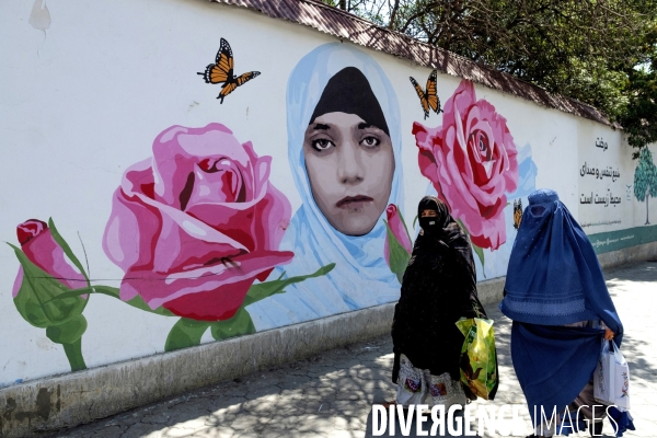 L art de la rue de Kaboul, les peintures murales de Kaboul ont été peintes par les talibans. Kabul street art, murals in Kabul have been painted over by Taliban.