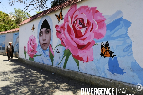 L art de la rue de Kaboul, les peintures murales de Kaboul ont été peintes par les talibans. Kabul street art, murals in Kabul have been painted over by Taliban.