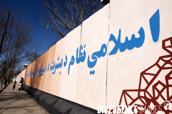 L art de la rue de Kaboul, les peintures murales de Kaboul ont été peintes par les talibans. Kabul street art, murals in Kabul have been painted over by Taliban.