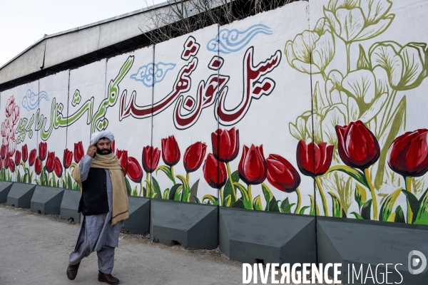 L art de la rue de Kaboul, les peintures murales de Kaboul ont été peintes par les talibans. Kabul street art, murals in Kabul have been painted over by Taliban.