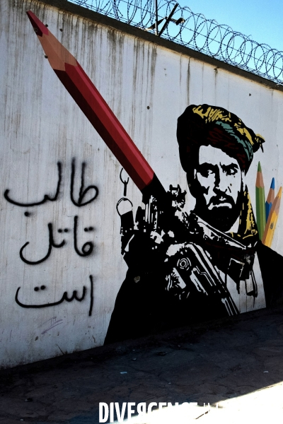 L art de la rue de Kaboul, les peintures murales de Kaboul ont été peintes par les talibans. Kabul street art, murals in Kabul have been painted over by Taliban.