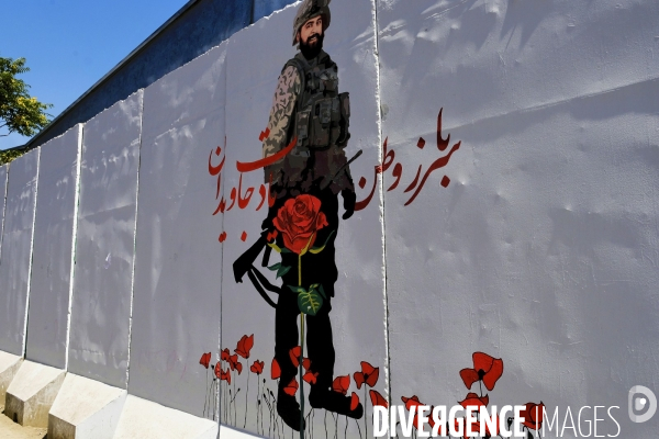 L art de la rue de Kaboul, les peintures murales de Kaboul ont été peintes par les talibans. Kabul street art, murals in Kabul have been painted over by Taliban.