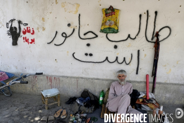 L art de la rue de Kaboul, les peintures murales de Kaboul ont été peintes par les talibans. Kabul street art, murals in Kabul have been painted over by Taliban.