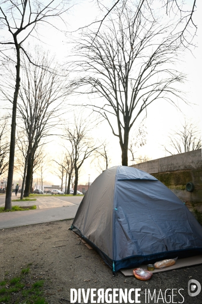 Tentes de SDF. Nous demandons un hebergement digne et inconditionnel pout toutes et tous, maintenant.