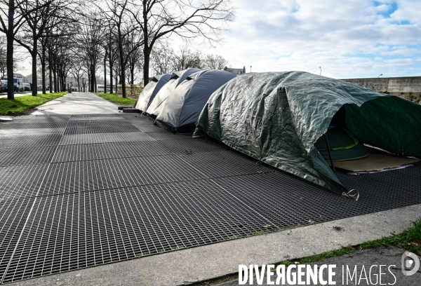 Tentes de SDF. Nous demandons un hebergement digne et inconditionnel pout toutes et tous, maintenant.