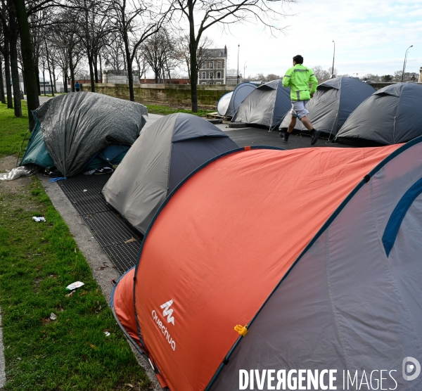 Tentes de SDF. Nous demandons un hebergement digne et inconditionnel pout toutes et tous, maintenant.