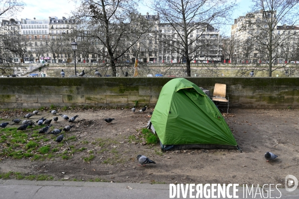 Tentes de SDF. Nous demandons un hebergement digne et inconditionnel pout toutes et tous, maintenant.