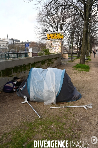 Tentes de SDF. Nous demandons un hebergement digne et inconditionnel pout toutes et tous, maintenant.