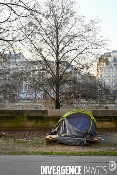 Tentes de SDF. Nous demandons un hebergement digne et inconditionnel pout toutes et tous, maintenant.