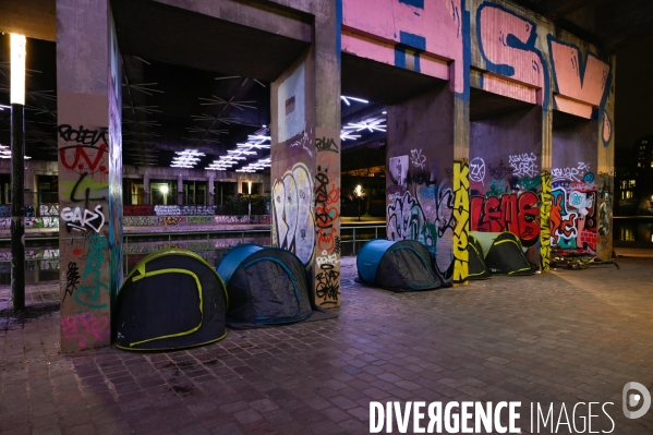 Tentes de SDF. Nous demandons un hebergement digne et inconditionnel pout toutes et tous, maintenant.