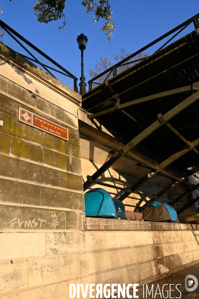 Tentes de SDF. Nous demandons un hebergement digne et inconditionnel pout toutes et tous, maintenant.