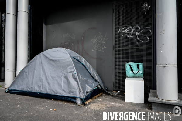 Tentes de SDF. Nous demandons un hebergement digne et inconditionnel pout toutes et tous, maintenant.