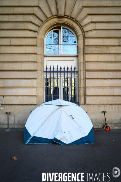 Tentes de SDF. Nous demandons un hebergement digne et inconditionnel pout toutes et tous, maintenant.