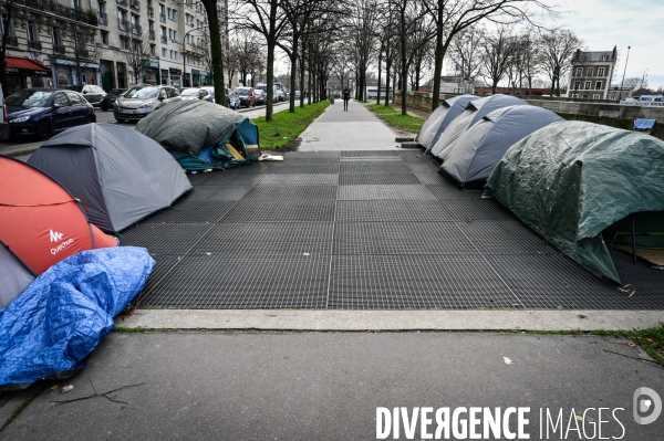 Tentes de SDF. Nous demandons un hebergement digne et inconditionnel pout toutes et tous, maintenant.