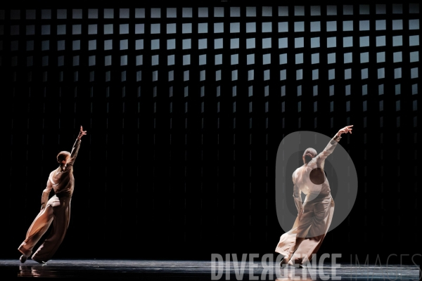 Darkness - Light - Darkness  /  Lukás Timulak /  Ballet de l Opéra de Lyon