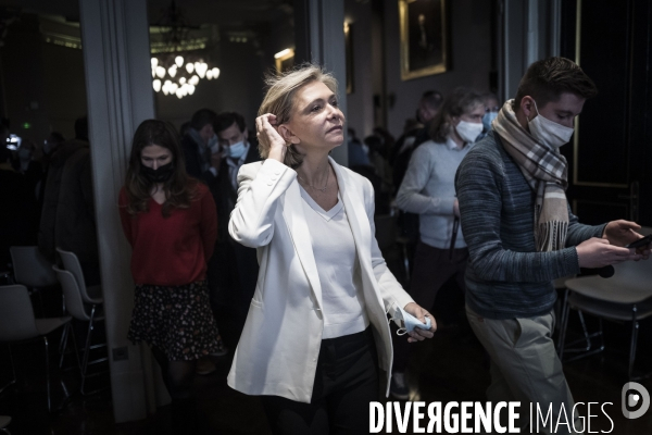 Valérie Pecresse et des acteurs du monde éducatif.