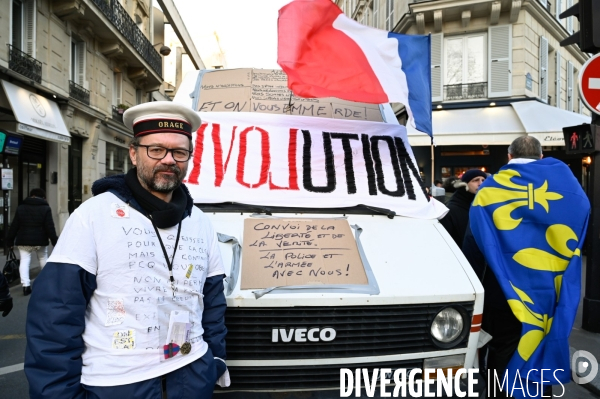 Convoi de la liberté à Paris, dans la manifestation nationale citoyenne et pacifique contre le pass vaccinal, contre la gestion de la crise sanitaire par le gouvernement. Paris le 12 février 2022. Freedom convoy and Vaccine pass.