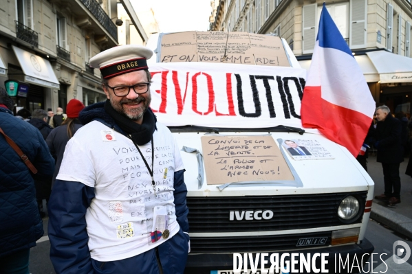 Convoi de la liberté à Paris, dans la manifestation nationale citoyenne et pacifique contre le pass vaccinal, contre la gestion de la crise sanitaire par le gouvernement. Paris le 12 février 2022. Freedom convoy and Vaccine pass.