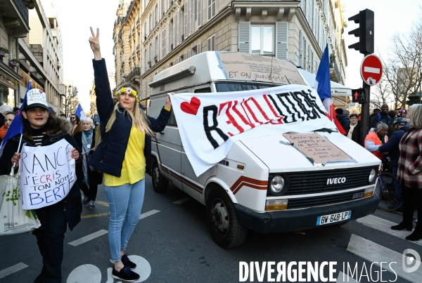 Convoi de la liberté à Paris, dans la manifestation nationale citoyenne et pacifique contre le pass vaccinal, contre la gestion de la crise sanitaire par le gouvernement. Paris le 12 février 2022. Freedom convoy and Vaccine pass.