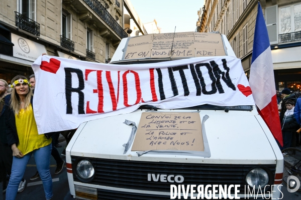 Convoi de la liberté à Paris, dans la manifestation nationale citoyenne et pacifique contre le pass vaccinal, contre la gestion de la crise sanitaire par le gouvernement. Paris le 12 février 2022. Freedom convoy and Vaccine pass.