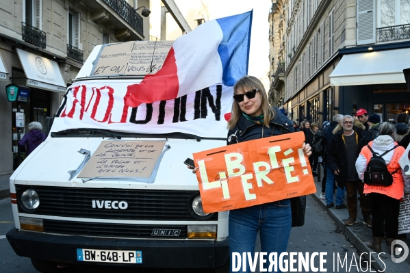 Convoi de la liberté à Paris, dans la manifestation nationale citoyenne et pacifique contre le pass vaccinal, contre la gestion de la crise sanitaire par le gouvernement. Paris le 12 février 2022. Freedom convoy and Vaccine pass.