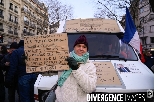 Convoi de la liberté à Paris, dans la manifestation nationale citoyenne et pacifique contre le pass vaccinal, contre la gestion de la crise sanitaire par le gouvernement. Paris le 12 février 2022. Freedom convoy and Vaccine pass.