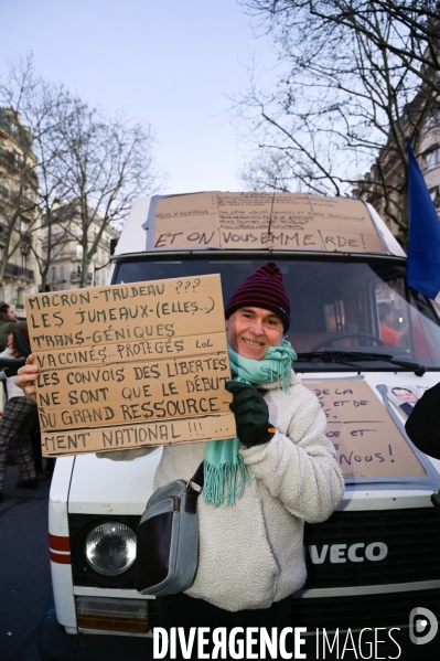 Convoi de la liberté à Paris, dans la manifestation nationale citoyenne et pacifique contre le pass vaccinal, contre la gestion de la crise sanitaire par le gouvernement. Paris le 12 février 2022. Freedom convoy and Vaccine pass.