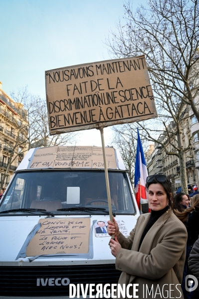 Convoi de la liberté à Paris, dans la manifestation nationale citoyenne et pacifique contre le pass vaccinal, contre la gestion de la crise sanitaire par le gouvernement. Paris le 12 février 2022. Freedom convoy and Vaccine pass.