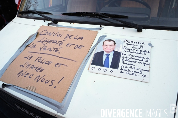 Convoi de la liberté à Paris, dans la manifestation nationale citoyenne et pacifique contre le pass vaccinal, contre la gestion de la crise sanitaire par le gouvernement. Paris le 12 février 2022. Freedom convoy and Vaccine pass.