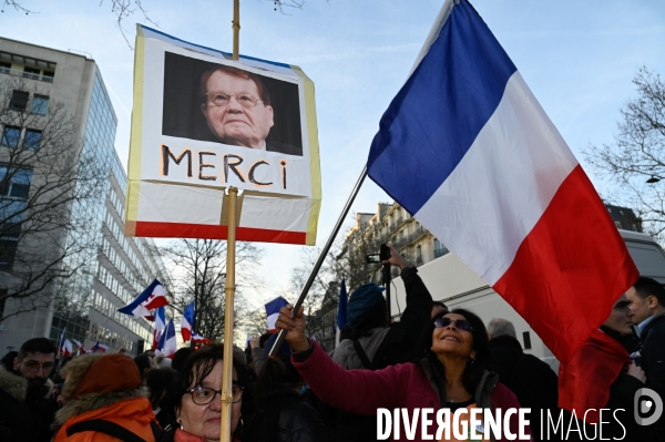 Convoi de la liberté à Paris, dans la manifestation nationale citoyenne et pacifique contre le pass vaccinal, contre la gestion de la crise sanitaire par le gouvernement. Paris le 12 février 2022. Freedom convoy and Vaccine pass.