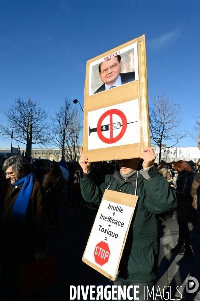 Convoi de la liberté à Paris, dans la manifestation nationale citoyenne et pacifique contre le pass vaccinal, contre la gestion de la crise sanitaire par le gouvernement. Paris le 12 février 2022. Freedom convoy and Vaccine pass.