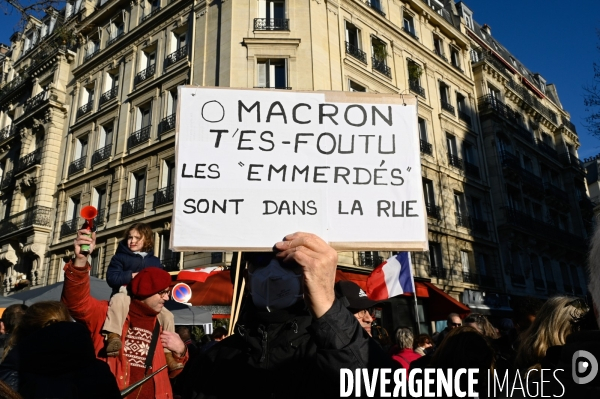 Convoi de la liberté à Paris, dans la manifestation nationale citoyenne et pacifique contre le pass vaccinal, contre la gestion de la crise sanitaire par le gouvernement. Paris le 12 février 2022. Freedom convoy and Vaccine pass.