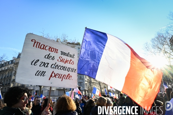 Convoi de la liberté à Paris, dans la manifestation nationale citoyenne et pacifique contre le pass vaccinal, contre la gestion de la crise sanitaire par le gouvernement. Paris le 12 février 2022. Freedom convoy and Vaccine pass.