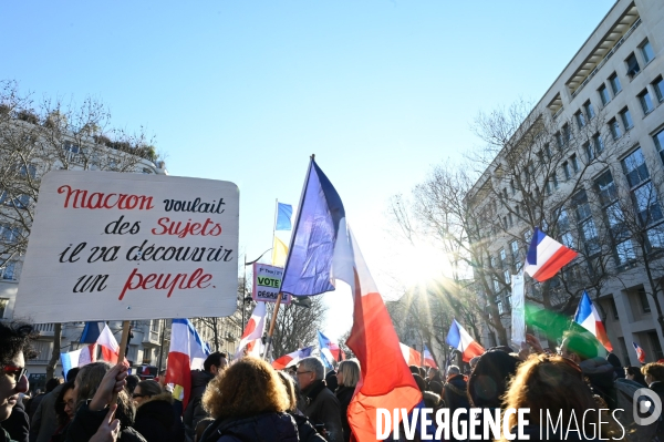 Convoi de la liberté à Paris, dans la manifestation nationale citoyenne et pacifique contre le pass vaccinal, contre la gestion de la crise sanitaire par le gouvernement. Paris le 12 février 2022. Freedom convoy and Vaccine pass.