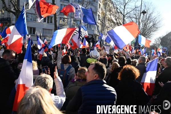 Convoi de la liberté à Paris, dans la manifestation nationale citoyenne et pacifique contre le pass vaccinal, contre la gestion de la crise sanitaire par le gouvernement. Paris le 12 février 2022. Freedom convoy and Vaccine pass.