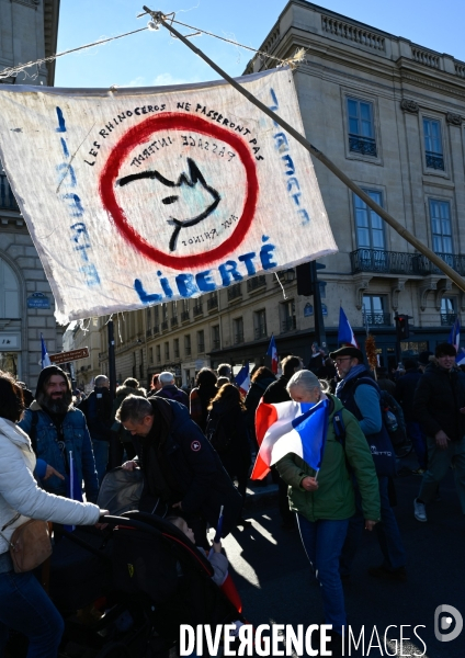 Convoi de la liberté à Paris, dans la manifestation nationale citoyenne et pacifique contre le pass vaccinal, contre la gestion de la crise sanitaire par le gouvernement. Paris le 12 février 2022. Freedom convoy and Vaccine pass.