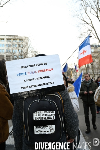 Convoi de la liberté à Paris, dans la manifestation nationale citoyenne et pacifique contre le pass vaccinal, contre la gestion de la crise sanitaire par le gouvernement. Paris le 12 février 2022. Freedom convoy and Vaccine pass.