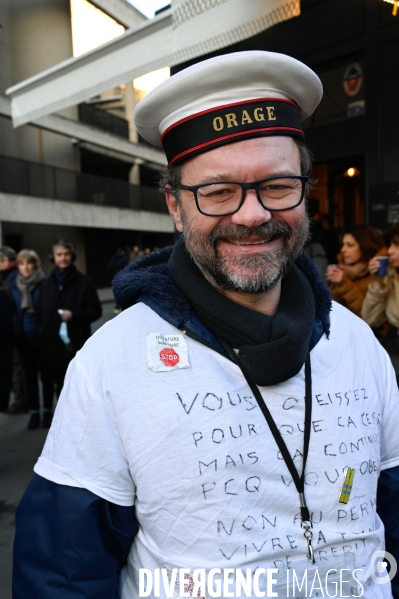 Convoi de la liberté à Paris, dans la manifestation nationale citoyenne et pacifique contre le pass vaccinal, contre la gestion de la crise sanitaire par le gouvernement. Paris le 12 février 2022. Freedom convoy and Vaccine pass.