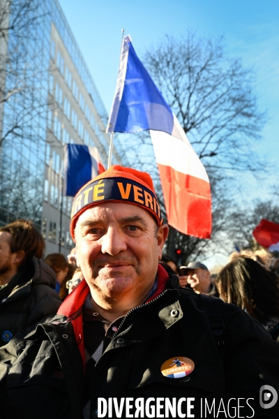 Convoi de la liberté à Paris, dans la manifestation nationale citoyenne et pacifique contre le pass vaccinal, contre la gestion de la crise sanitaire par le gouvernement. Paris le 12 février 2022. Freedom convoy and Vaccine pass.
