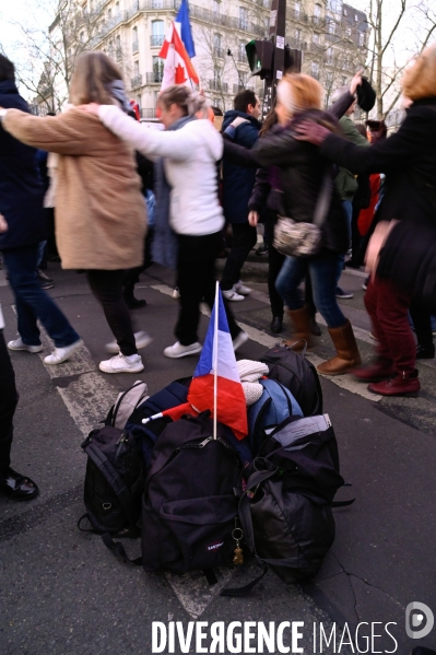 Convoi de la liberté à Paris, dans la manifestation nationale citoyenne et pacifique contre le pass vaccinal, contre la gestion de la crise sanitaire par le gouvernement. Paris le 12 février 2022. Freedom convoy and Vaccine pass.