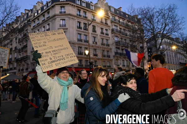 Convoi de la liberté à Paris, dans la manifestation nationale citoyenne et pacifique contre le pass vaccinal, contre la gestion de la crise sanitaire par le gouvernement. Paris le 12 février 2022. Freedom convoy and Vaccine pass.