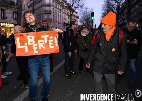 Convoi de la liberté à Paris, dans la manifestation nationale citoyenne et pacifique contre le pass vaccinal, contre la gestion de la crise sanitaire par le gouvernement. Paris le 12 février 2022. Freedom convoy and Vaccine pass.